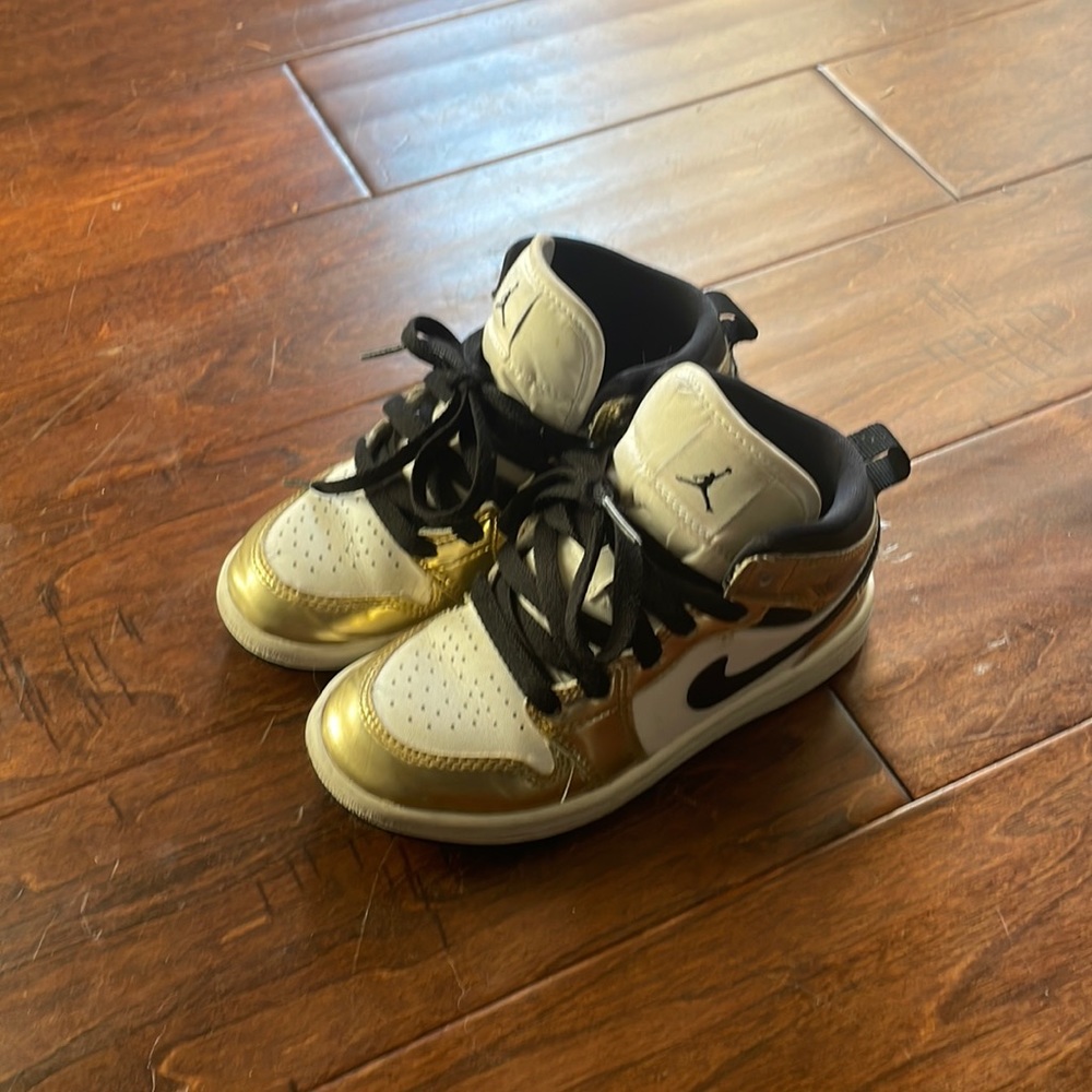 Girls Air Jordan retro 1